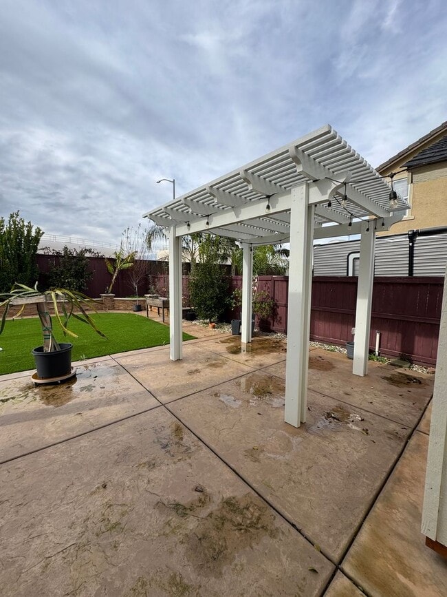 Building Photo - A Great House to Call Home!