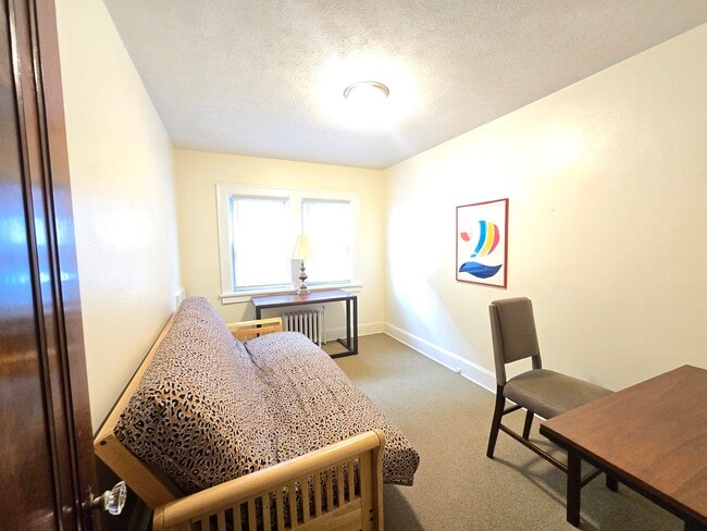 Building Photo - 1913 Douglas St