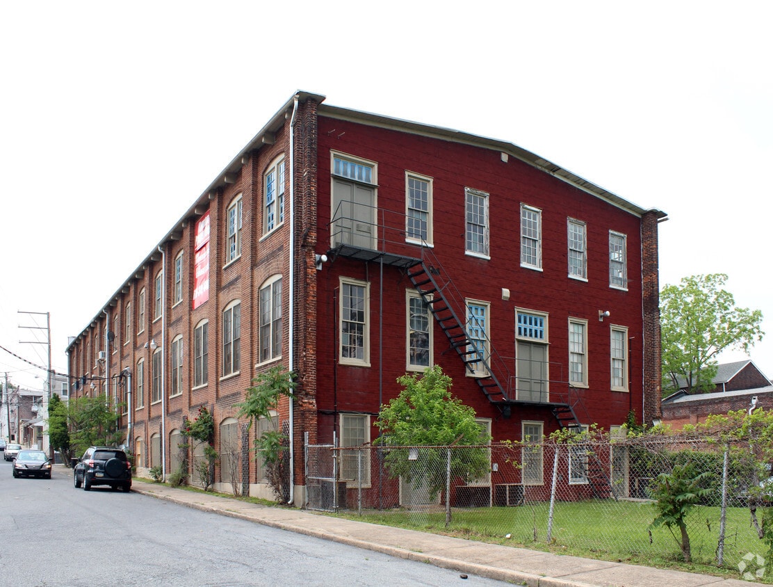 Building Photo - 727 N Meadow St