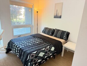 Building Photo - Deluxe Room - Church St & Wood St