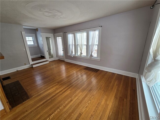 Foto del edificio - 232 Nichols Ave