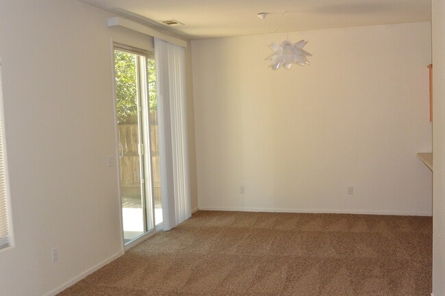 Building Photo - 3 Bedroom 2 Bathroom Home in SW Visalia! Close to Shopping and Restaurants!