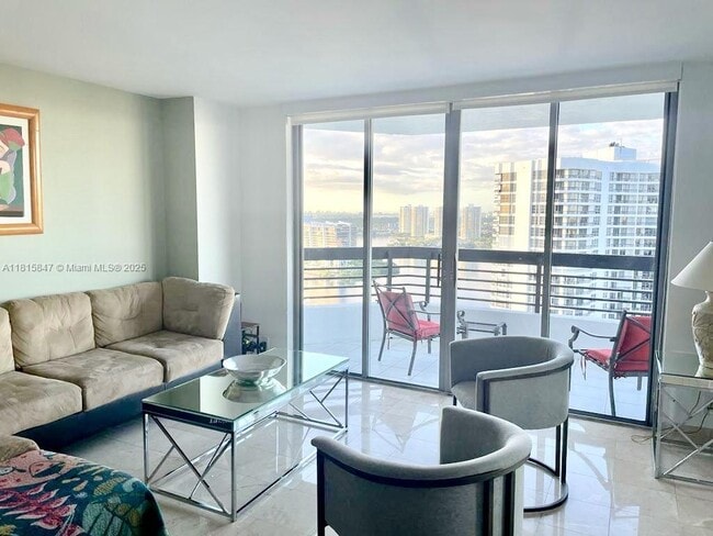 Foto del edificio - 3500 Mystic Pointe Dr