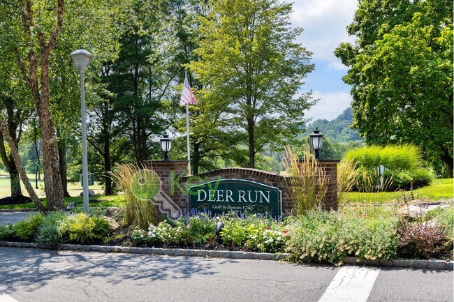 Foto del edificio - Resort-Style Living in Deer Run – Golf Course Access, Pool, Tennis & Private Patio