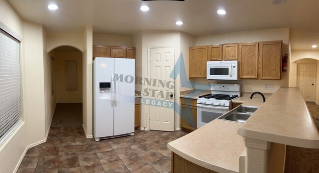 Building Photo - Inviting 3 bedroom 2.5 bath waiting to be ...