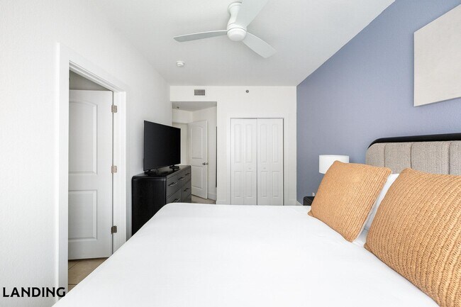 Building Photo - 20050 Oak Rd E