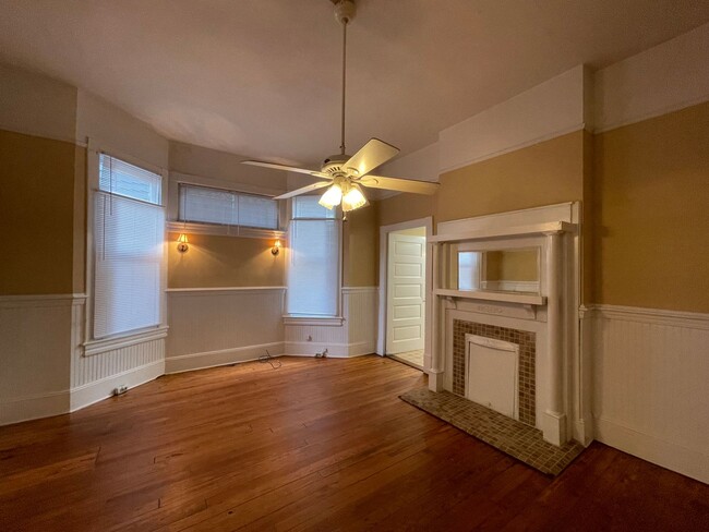 Building Photo - Spacious One Bedroom Apartment in Downtown...