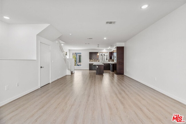 Foto del edificio - 2581 Arvia St