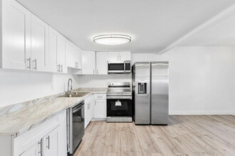 Building Photo - 1052 Hythe A