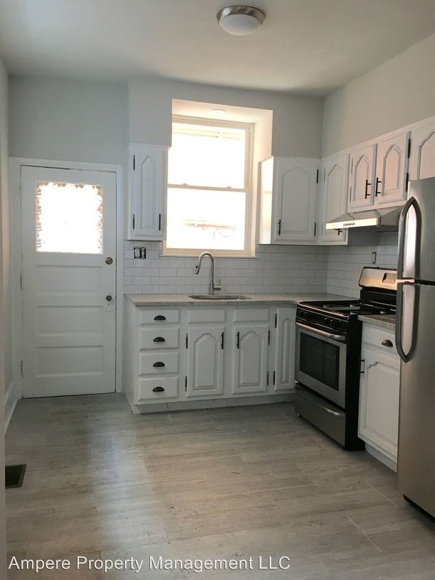 Primary Photo - 2213 S Lambert St