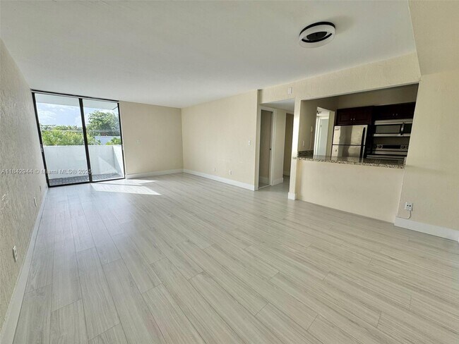 Foto del edificio - 2715 Tigertail Ave