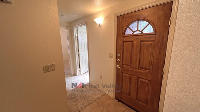 Building Photo - 2 Bedrooms, 2 Baths