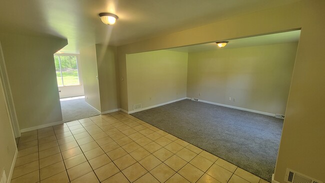 Building Photo - 2107 Plymouth Dr