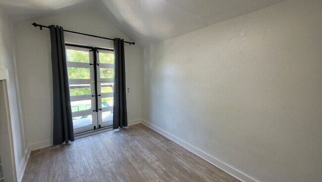 Building Photo - 368 E Dean Ave