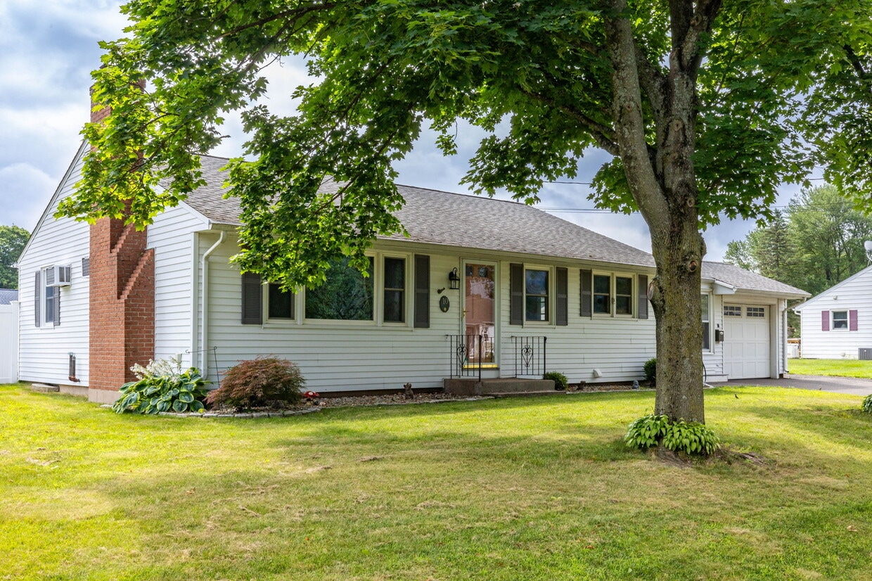 Primary Photo - 10 Holiday Ln
