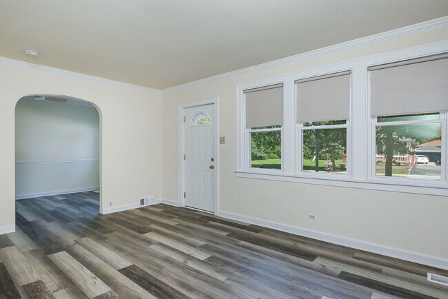 Building Photo - 914 6th Ave