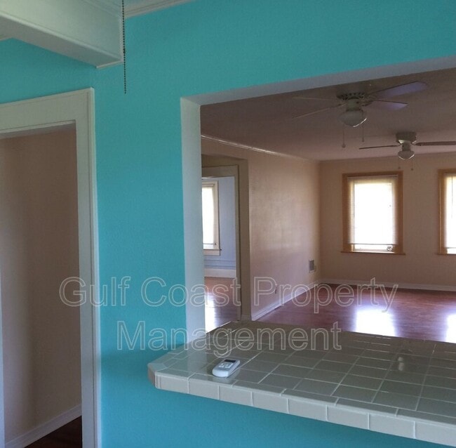 Building Photo - 408 3rd Ave E