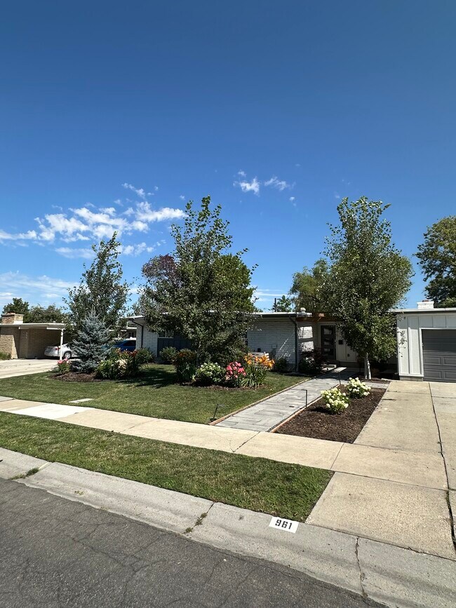 Building Photo - 961 E 5650 S