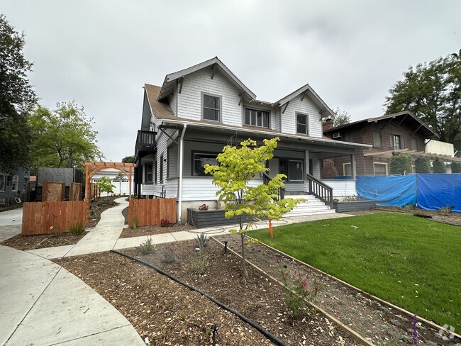 Building Photo - 1075 N Los Robles Ave