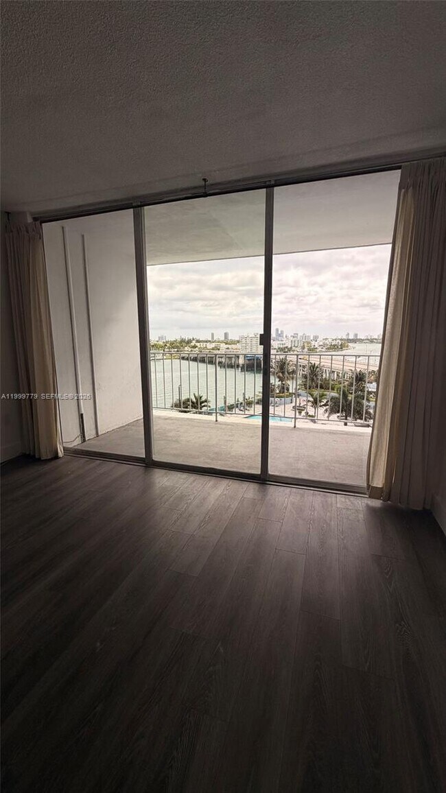Foto del edificio - 1865 79th Street Causeway