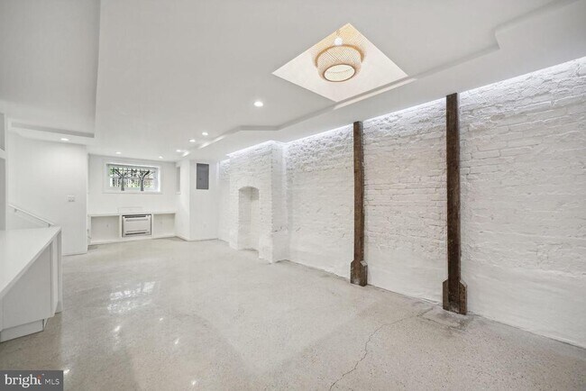 Building Photo - 2113 Bancroft Pl NW