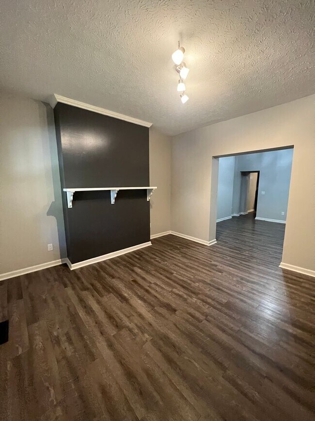 Foto del edificio - 1253-1255 Eastwood Avenue