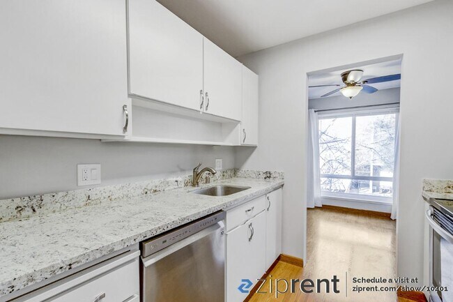 Foto del edificio - 460 N Civic Dr