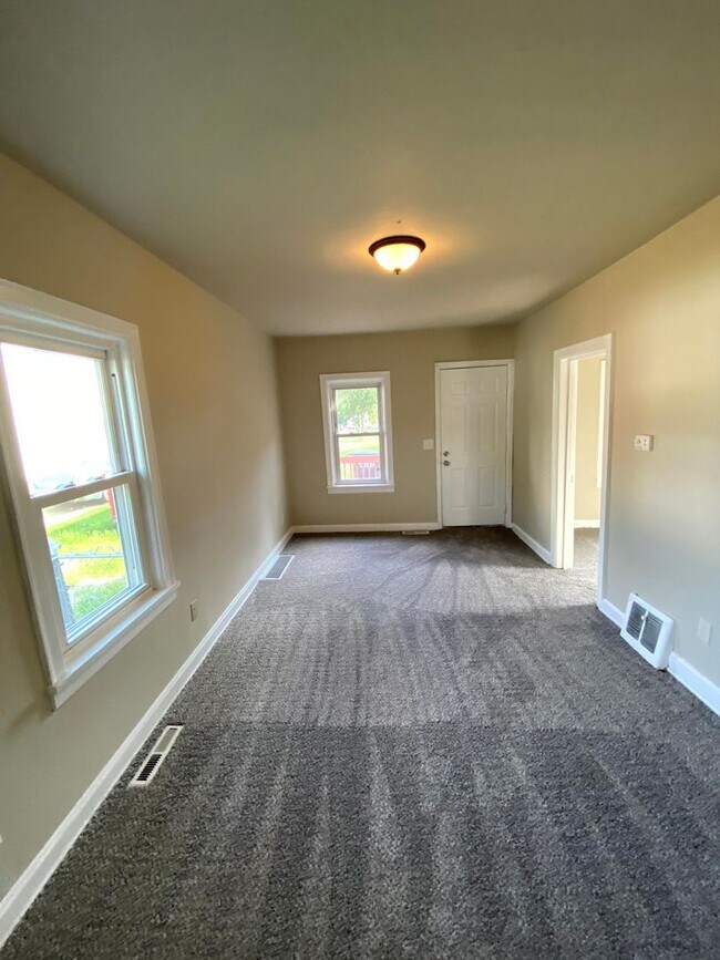 Building Photo - 2 Bedroom 1 Bath Home