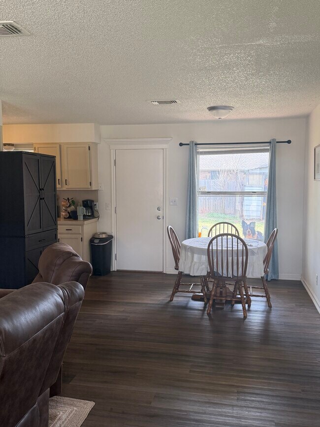 Foto del edificio - 927 E Krayler Ave