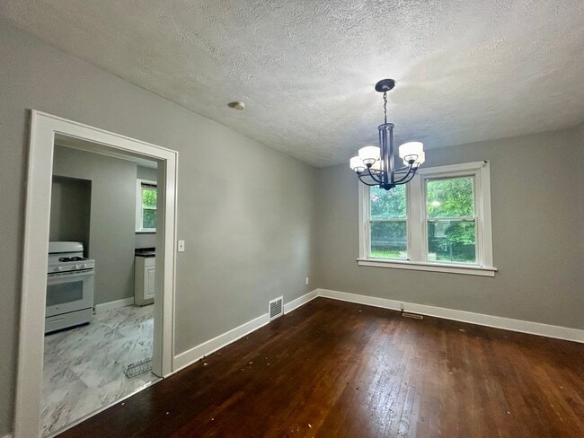 Building Photo - 1311 Oakhill St