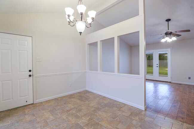 Building Photo - 15520 Glen Dr