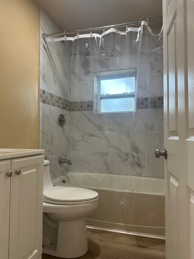 Foto del edificio - 124 S Oleander Ave