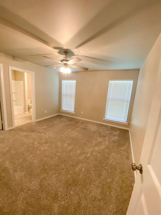 Building Photo - Beautiful 3/2/2 in Bell Farms!