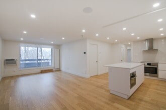 Building Photo - 4800 Maisonneuve Blvd W