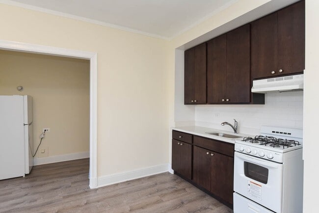 Building Photo - 3335 W Diversey Ave