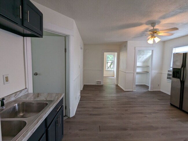 Building Photo - AVAILABLE NOW! Quiet West Allis Upper for ...