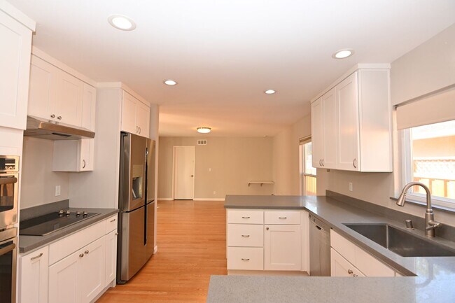 Foto del edificio - Updated Sunnyvale Beauty, 3/2 with AC