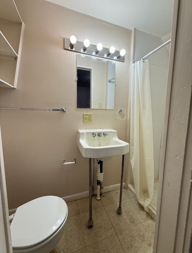 Building Photo - Ground Floor, 1 Bedroom Apartment