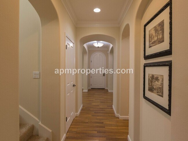 Foto del edificio - Upscale 3 Bedroom + Den, 4 bath, Detached ...