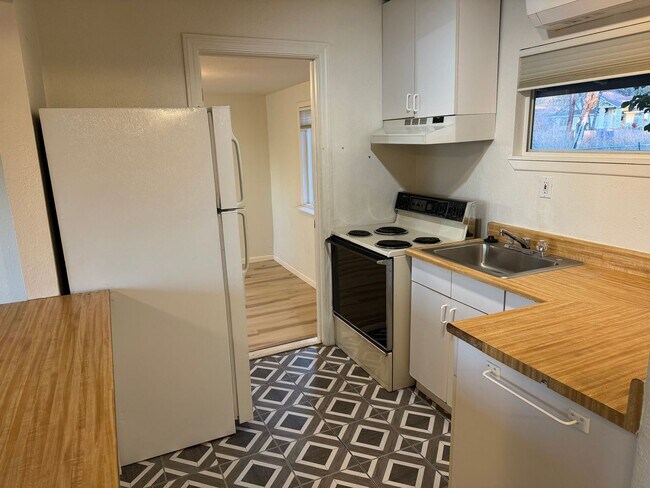 Foto del edificio - Lower Paradise One Bedroom Home Available Now