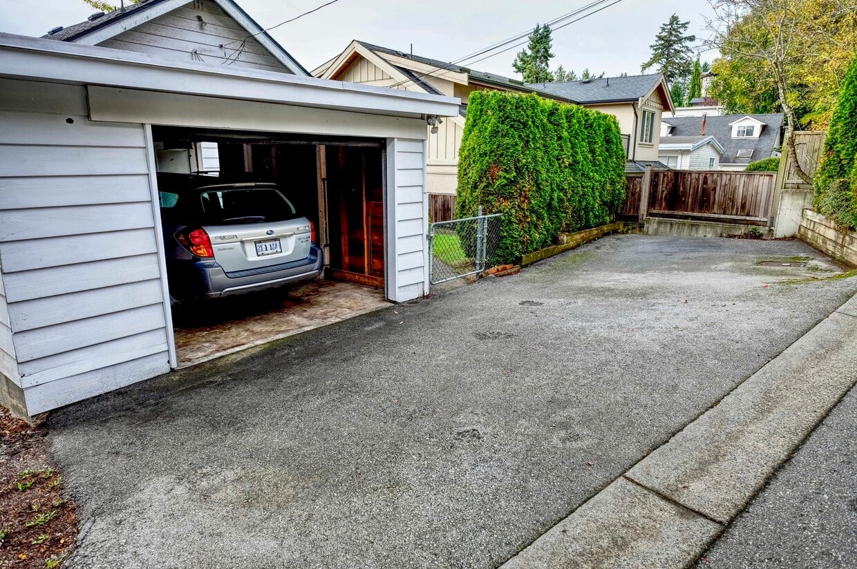 Building Photo - Charming 2 bed + Den home, view of the ocean and walking distance to beach!