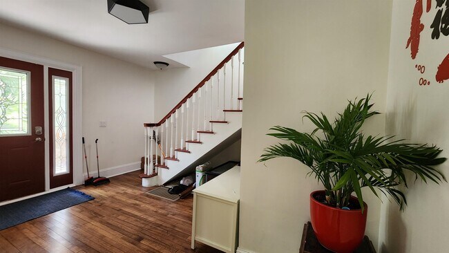 Building Photo - 513 S Brooks St