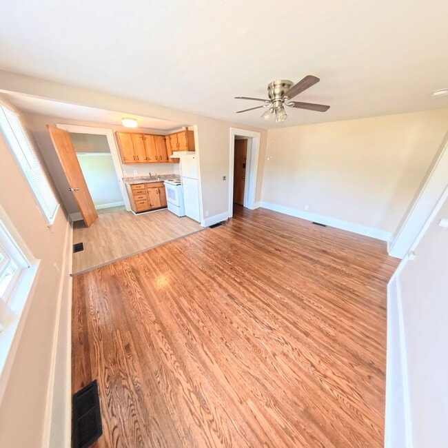 Foto del edificio - 595 Rock Beach Rd | Apt 1 | 2 BD/1 BA | Ir...