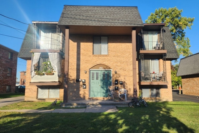 Primary Photo - 194 Mead St