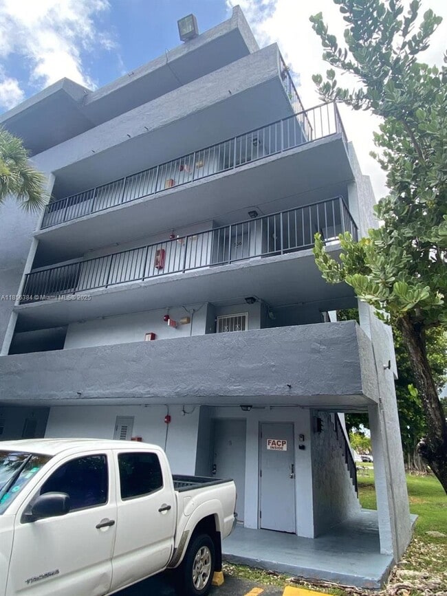Building Photo - 310 Fontainebleau Blvd