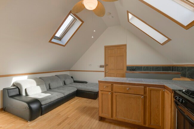 Foto del edificio - 2133 N Oakley Ave