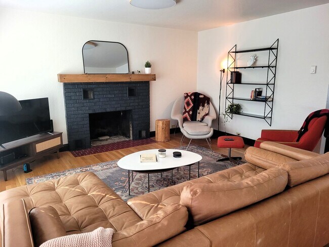 Building Photo - Charming Single-level Home, Fully Furnished + WIFI. Convenient NE Location! Pilot Butte, Downtown.