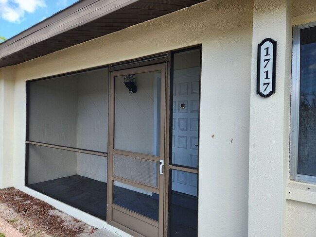 Foto del edificio - REMODELED 2 bedroom 2 bathroom in NE Cape Coral