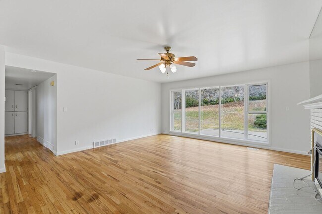 Foto del edificio - Spacious 3 Bed, 3 Bath Home Near Weber State