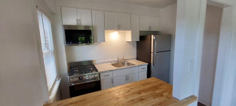 Building Photo - 913 E Kilbourn Ave